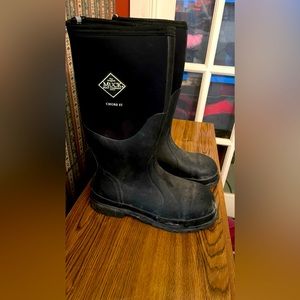 Steel toed waterproof work boots. Size 8/8.5 men. 9/9.5 women MUCK CHORE ST